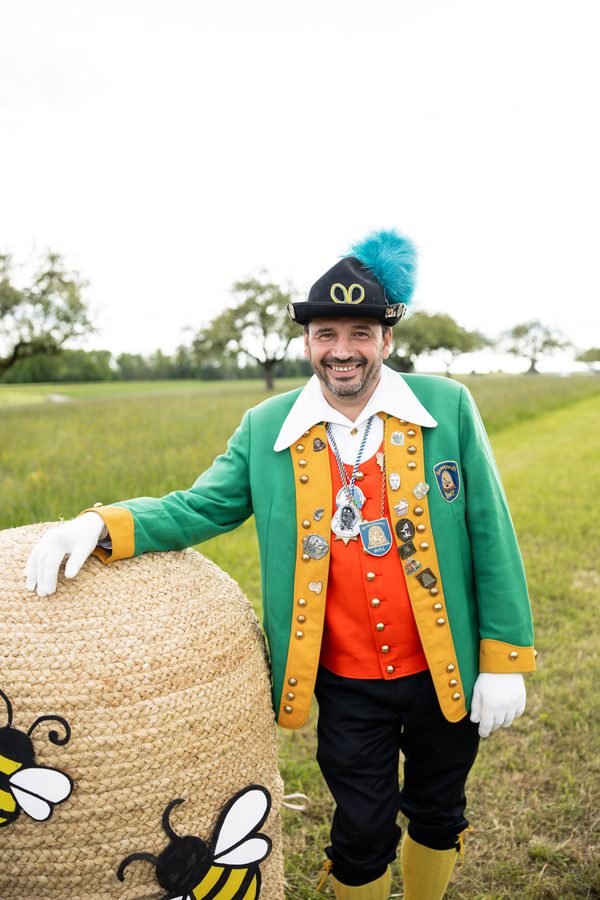 Elferrat in Uniform am Bienenkorb