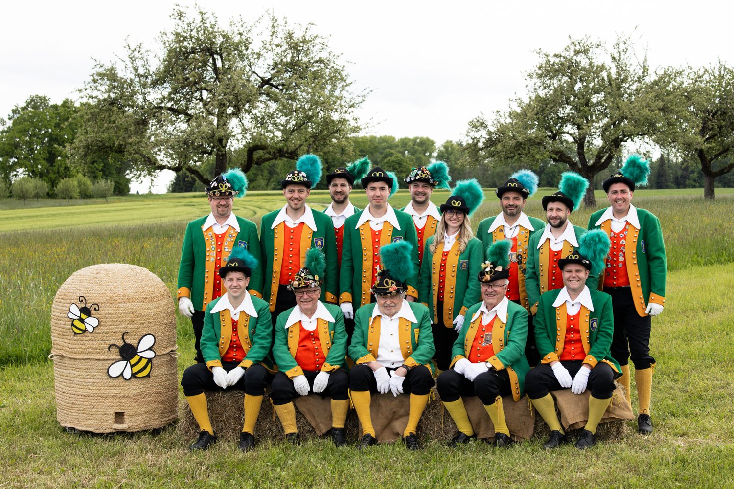 Der Elferrat der Binkerzunft Boll vor einem Bienenkorb