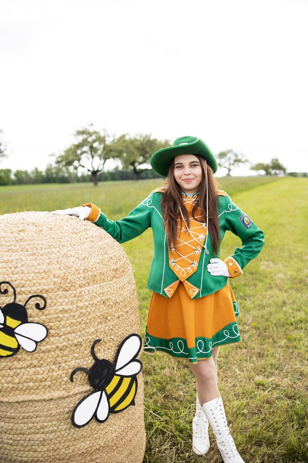 Gardemädchen am Bienenkorb