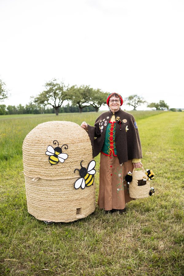 Zeidlerin im Häs mit Bienenkorb
